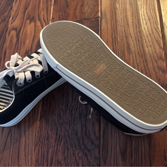 Taos Z Soul Black/Tan distressed sneakers - Picture 3 of 5